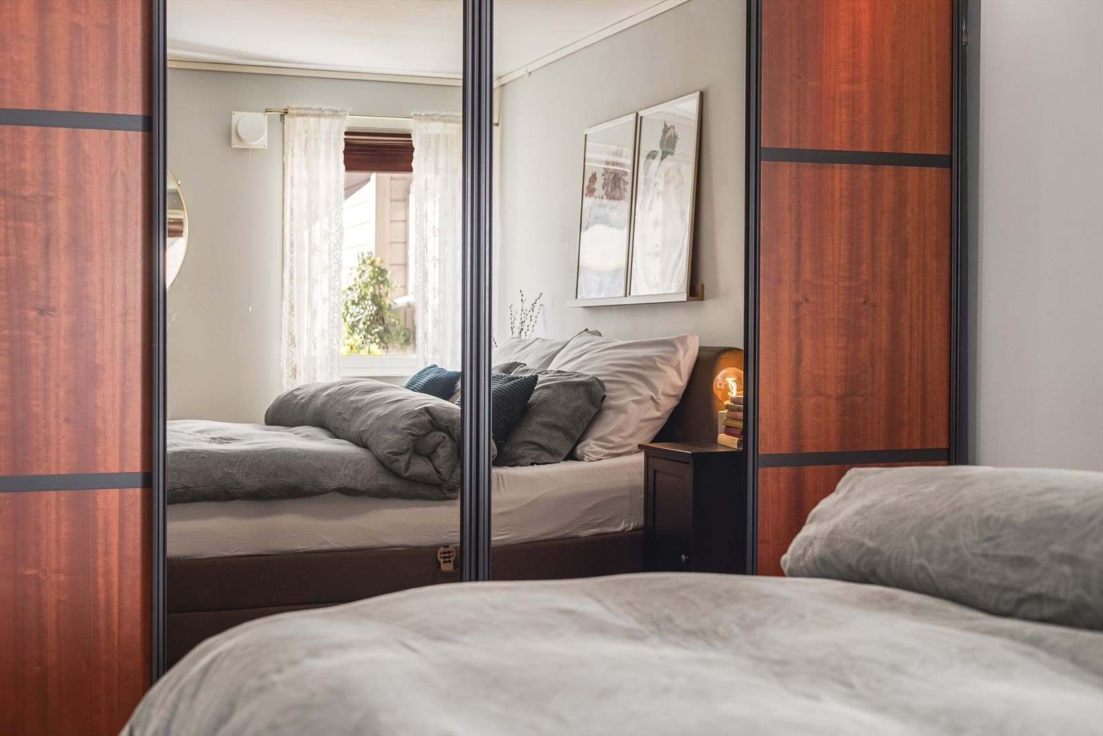 På soverommet er det også en innholdsrik skyvedørsgarderobe langs ene veggen Galleribilde