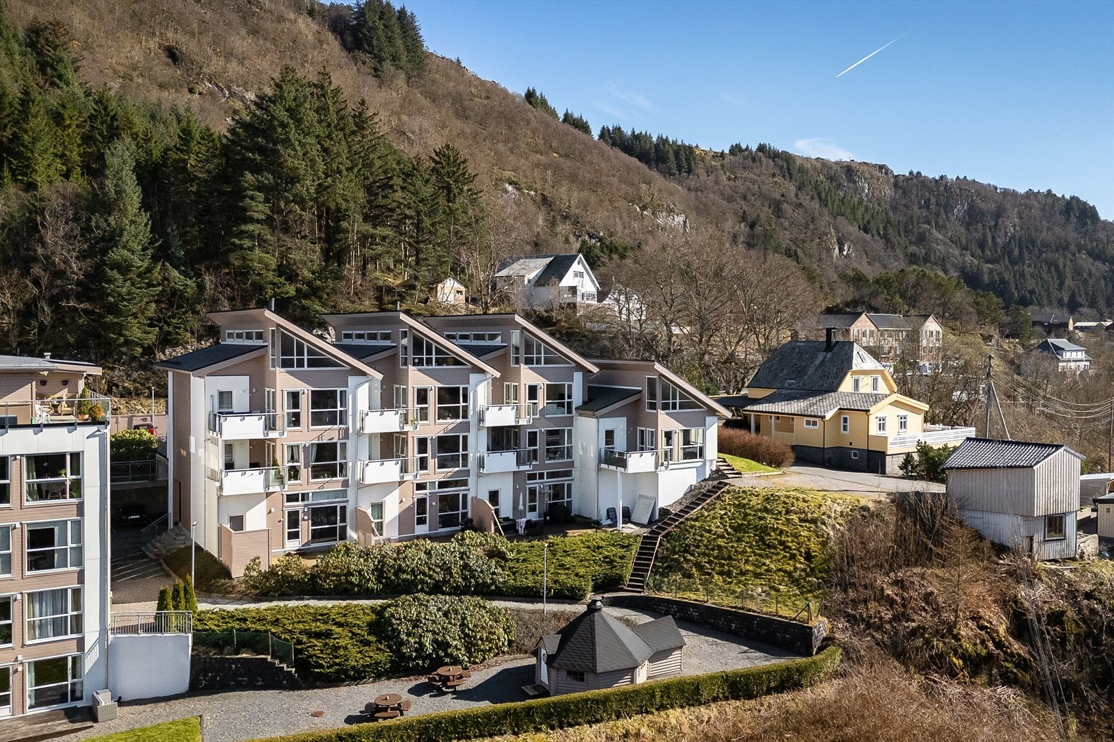 Her finner man blant annet plen, barkbelagte bed med prydbusker, gangveier med singel, samt et stort grillhus. Galleribilde