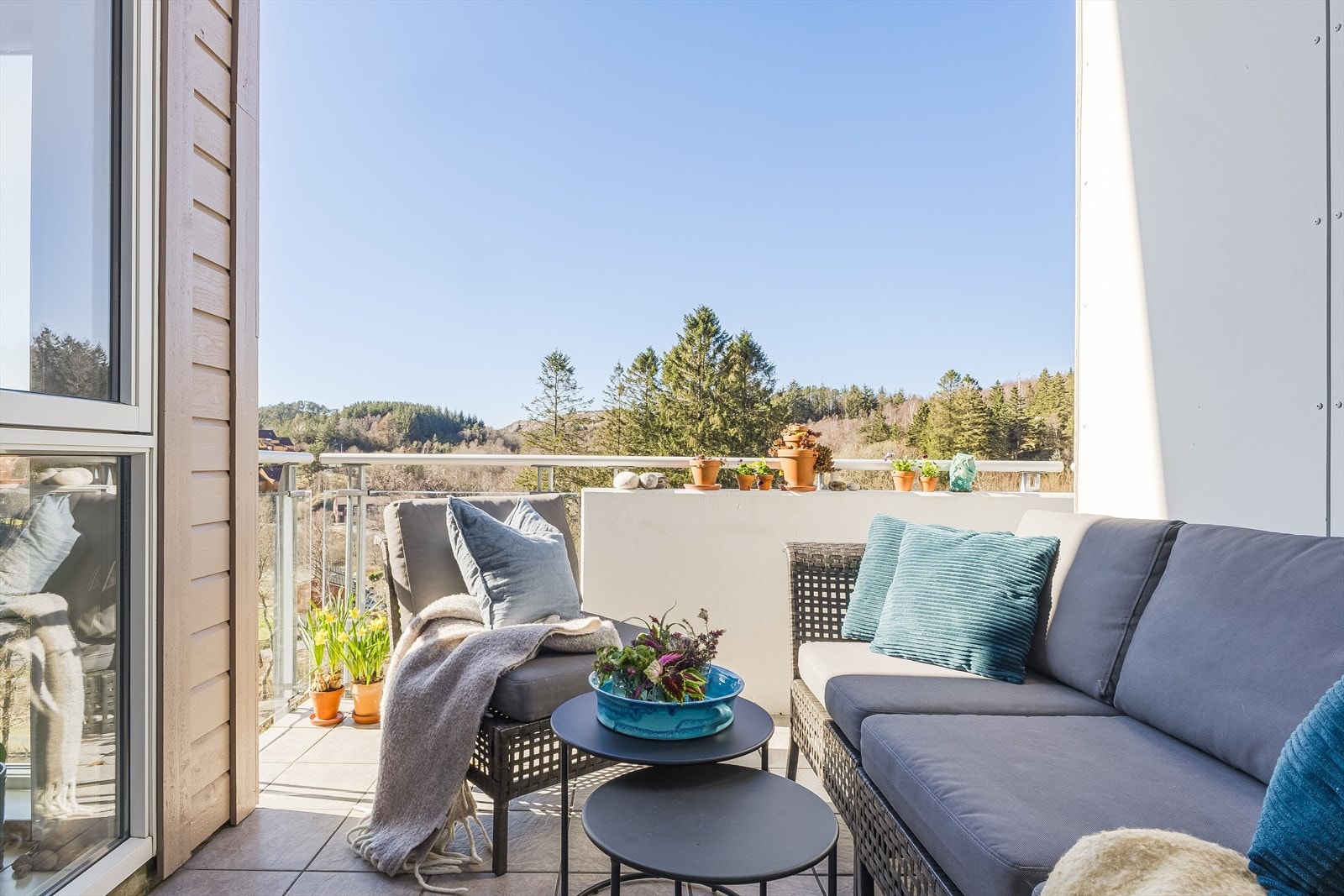 God plass til sittegruppe på balkongen Galleribilde