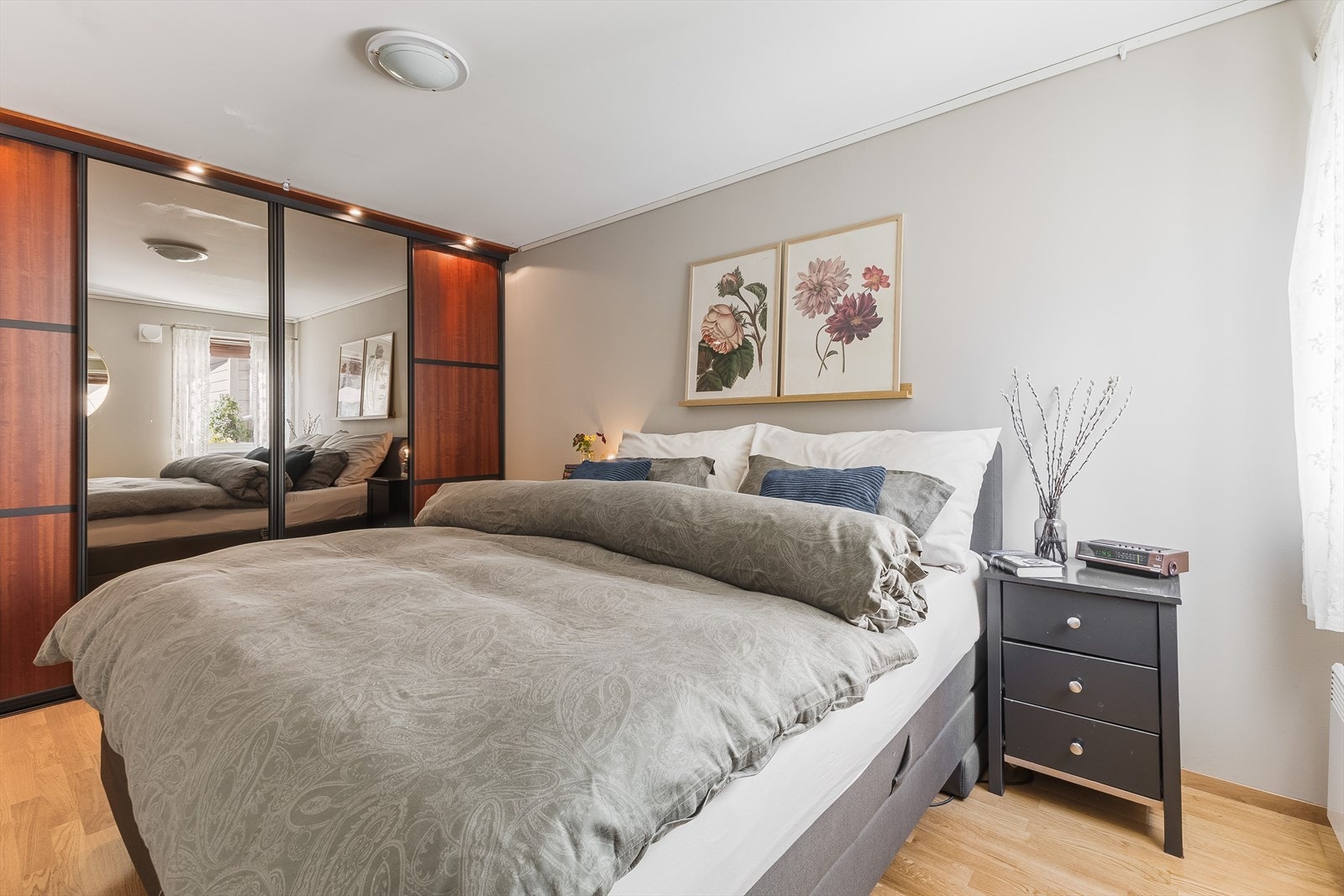 Hovedsoverommet er romslig og og malt i en lys behagelig farge. Galleribilde