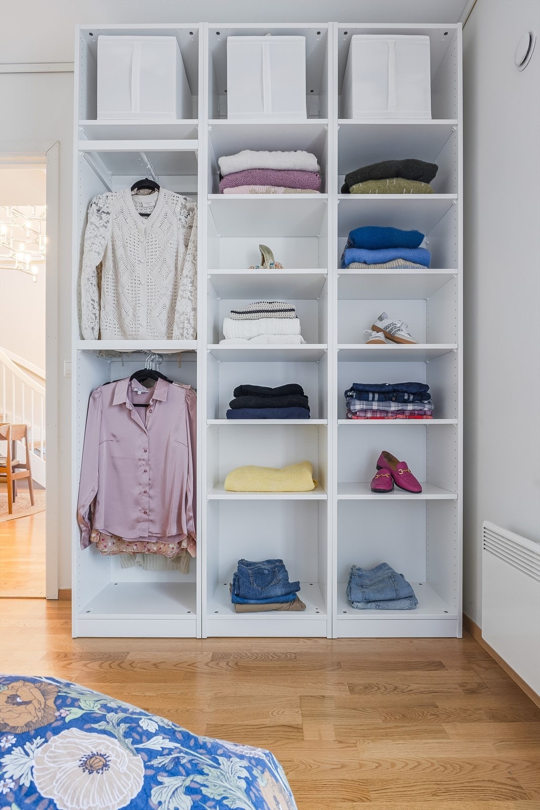 God plass til garderobeskap på rommet Galleribilde