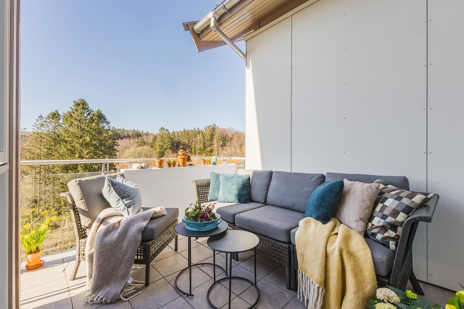 Vestvendt balkong på ca. 8,6 m² med ettermiddag og kveldssol Galleribilde