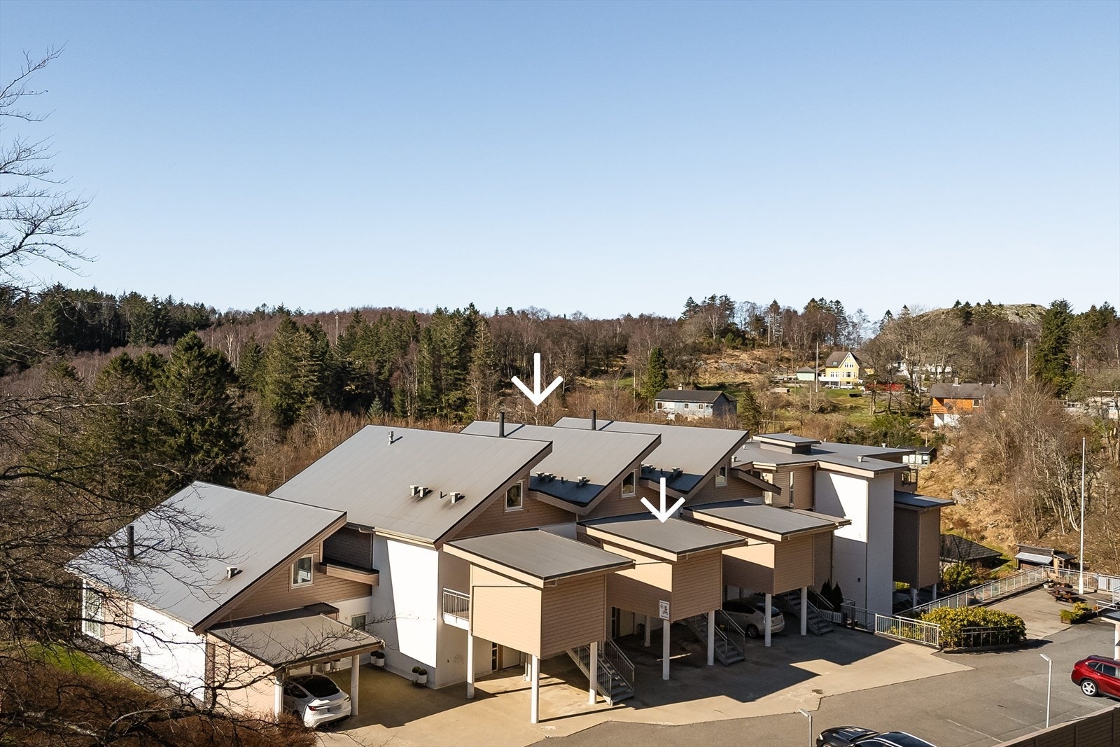 Pilene viser hvilke leilighet det er og tilhørende bod Galleribilde