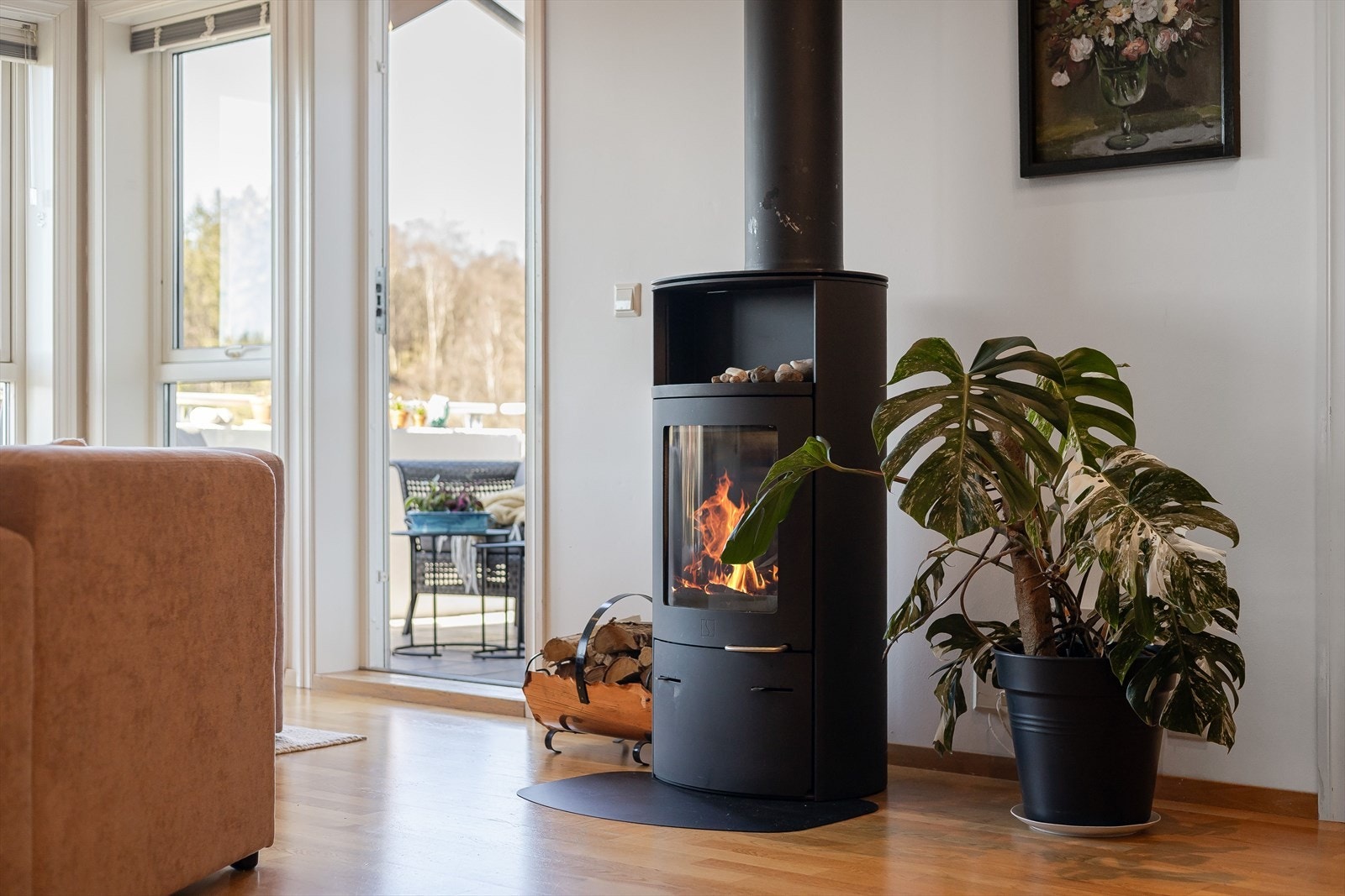 Vedovn i stuen sørger for god oppvarming Galleribilde
