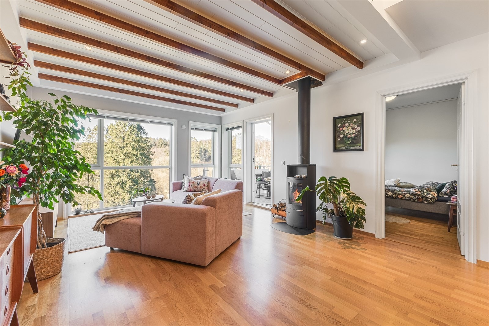 Store vindusflater som gir et nydelig lysinnslipp og en god romfølelse Galleribilde