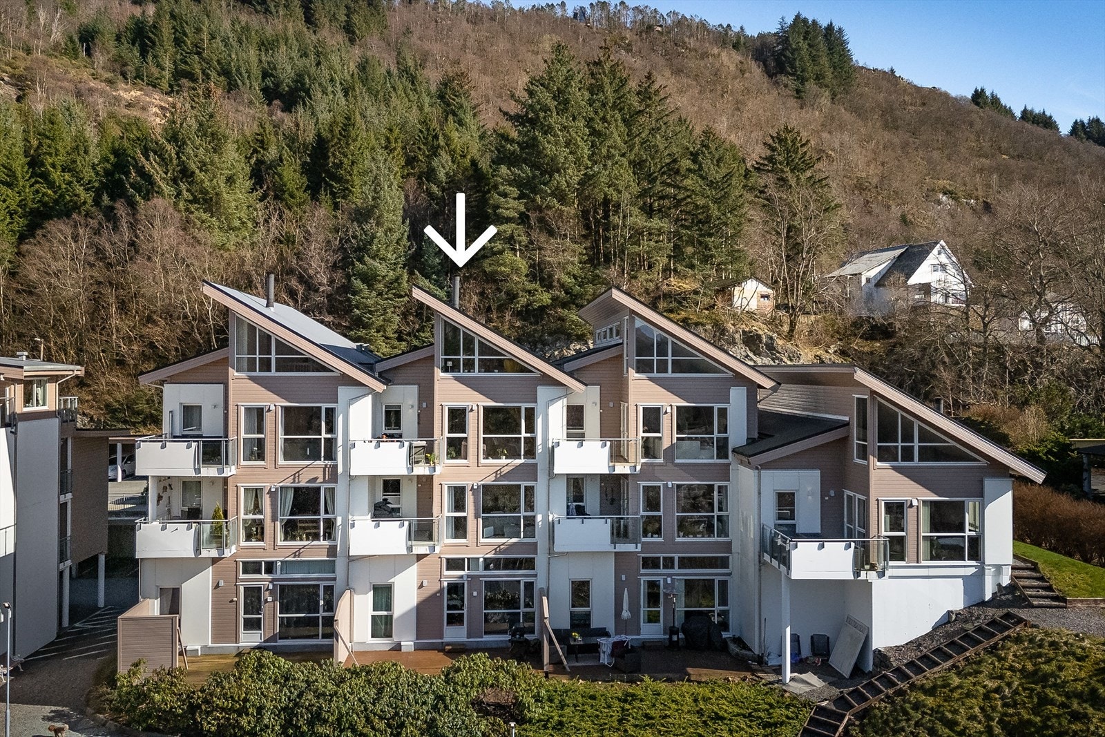 Leiligheten ligger i 2 etasje og strekker seg over to plan. Galleribilde