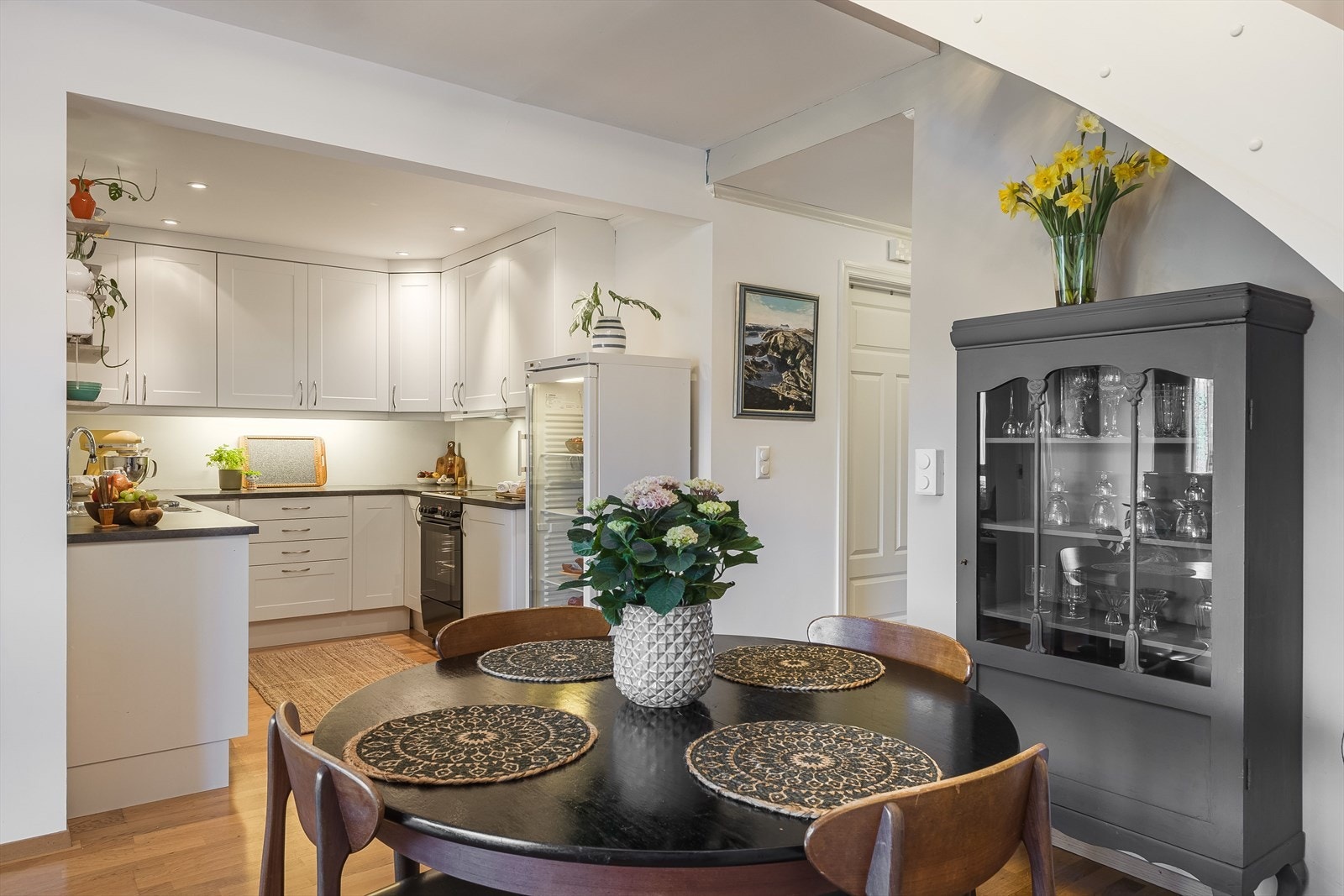 Ved kjøkkenet er det god plass til spisebord Galleribilde