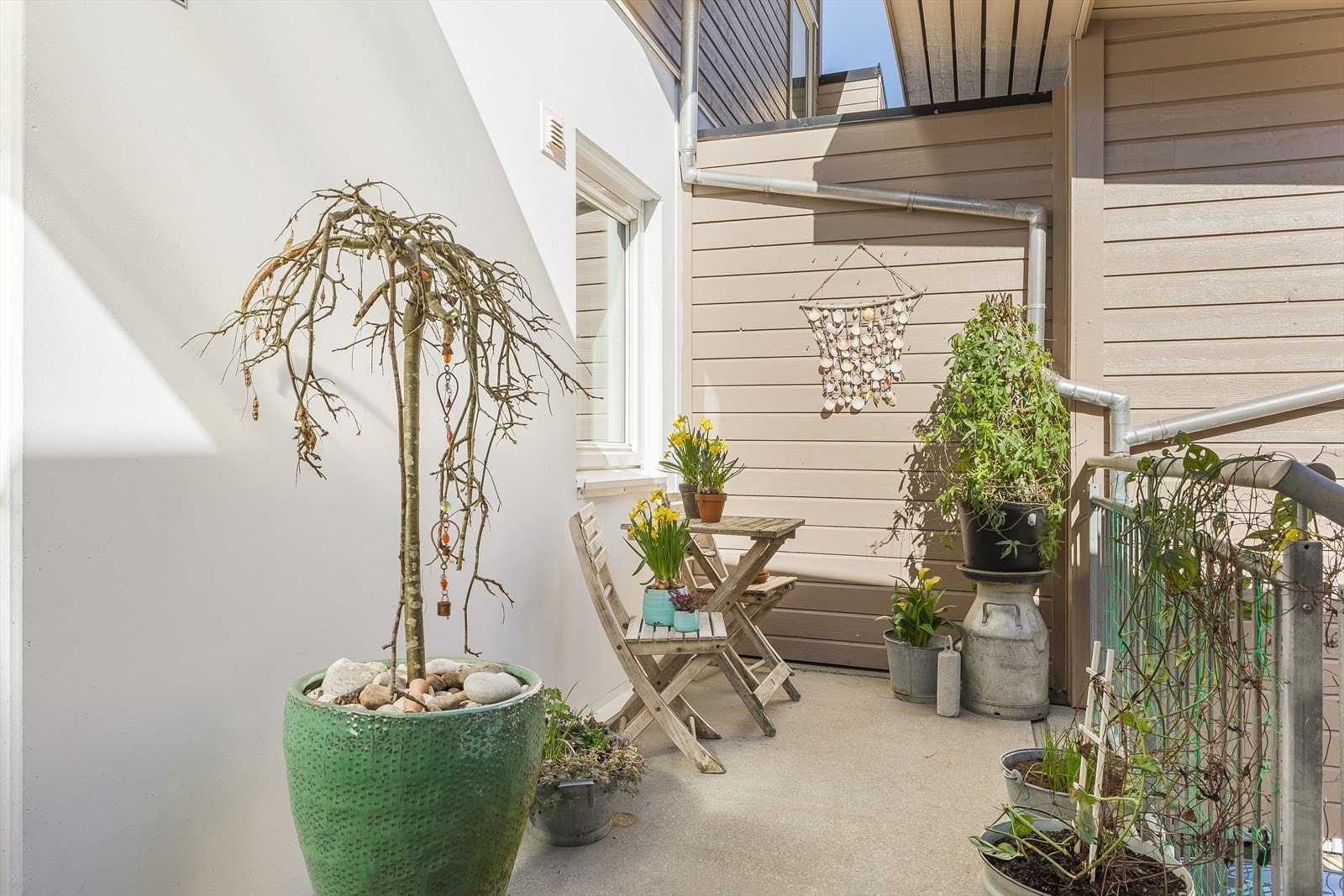 Koselig inngangsparti med plass til både sittegruppe og beplantning Galleribilde