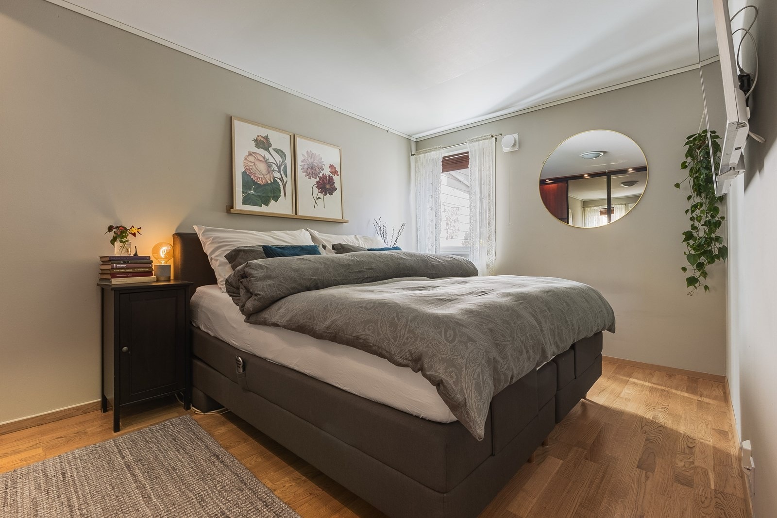 Her er det god plass til dobbeltseng og sidestilte nattbord. Galleribilde