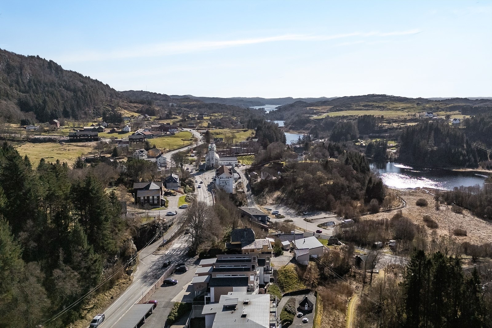 Flott beliggenhet på Fjell med kort vei til busstopp, matbutikk, barnehage, kafé, bensinstasjon m.m. Galleribilde
