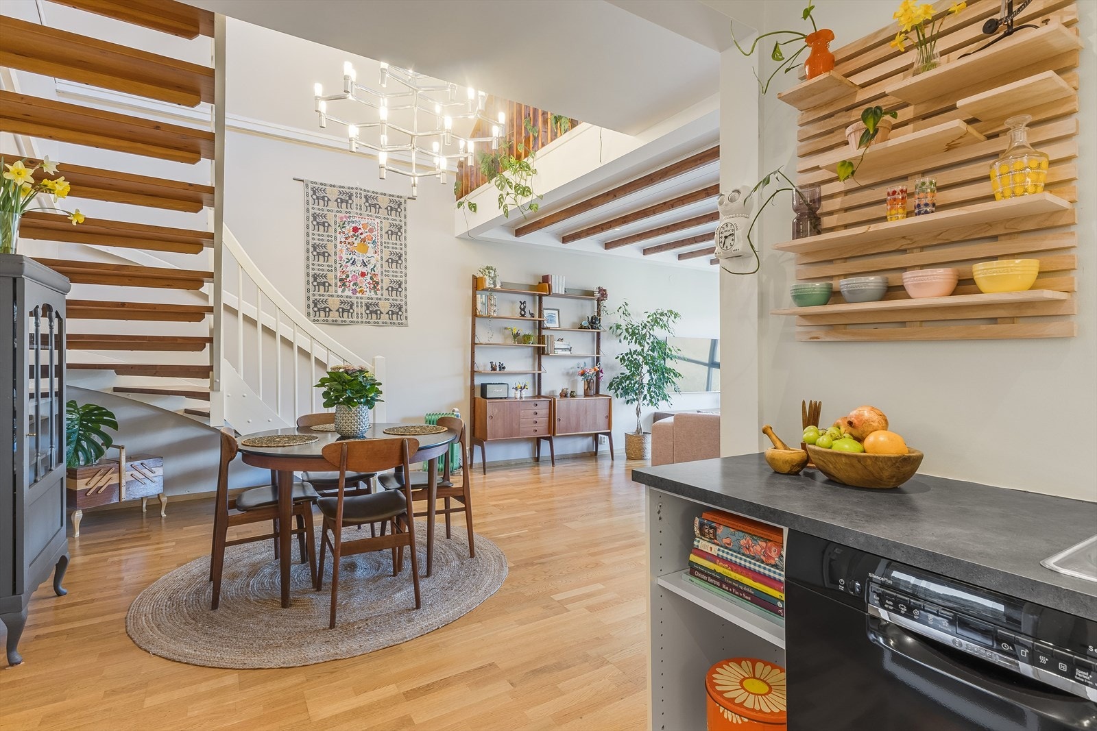 Stuen og kjøkkenet ligger i en delvis åpen løsning. Galleribilde