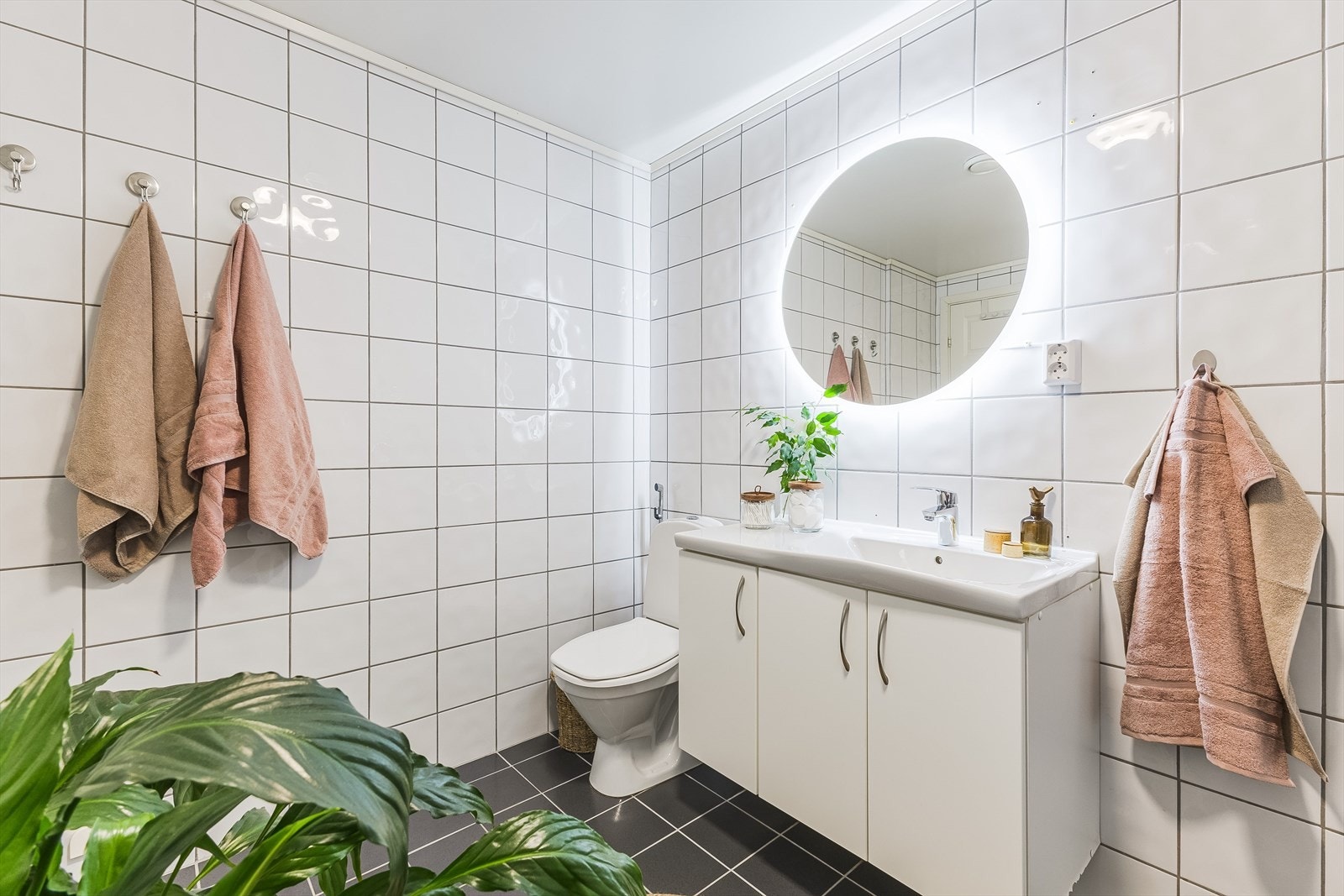 Badet er helfliset i tidsriktige farger og har varmekabler i gulv Galleribilde