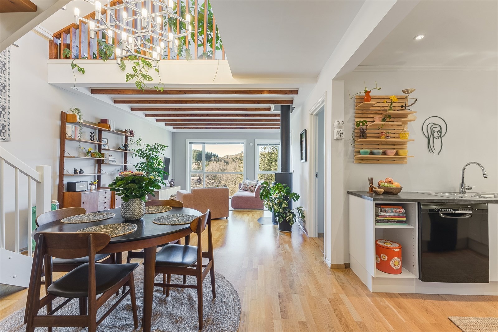 Leiligheten har en gjennomgående god standard og fremstår som lys og trivelig Galleribilde