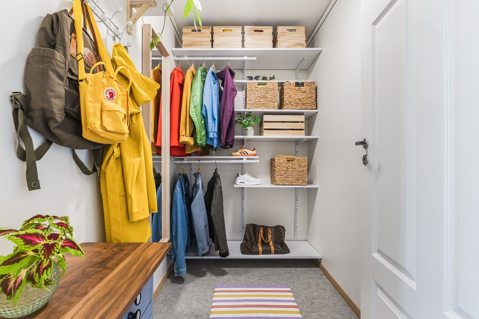 Super praktisk bod like ved som gir godt med plass til oppbevaring av sko og yttertøy. Galleribilde