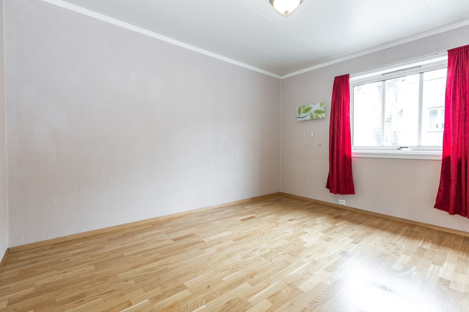 Soverom 1, ved siden av kjøkkenet. Her er det plass for dobbeltseng og nattbord Galleribilde