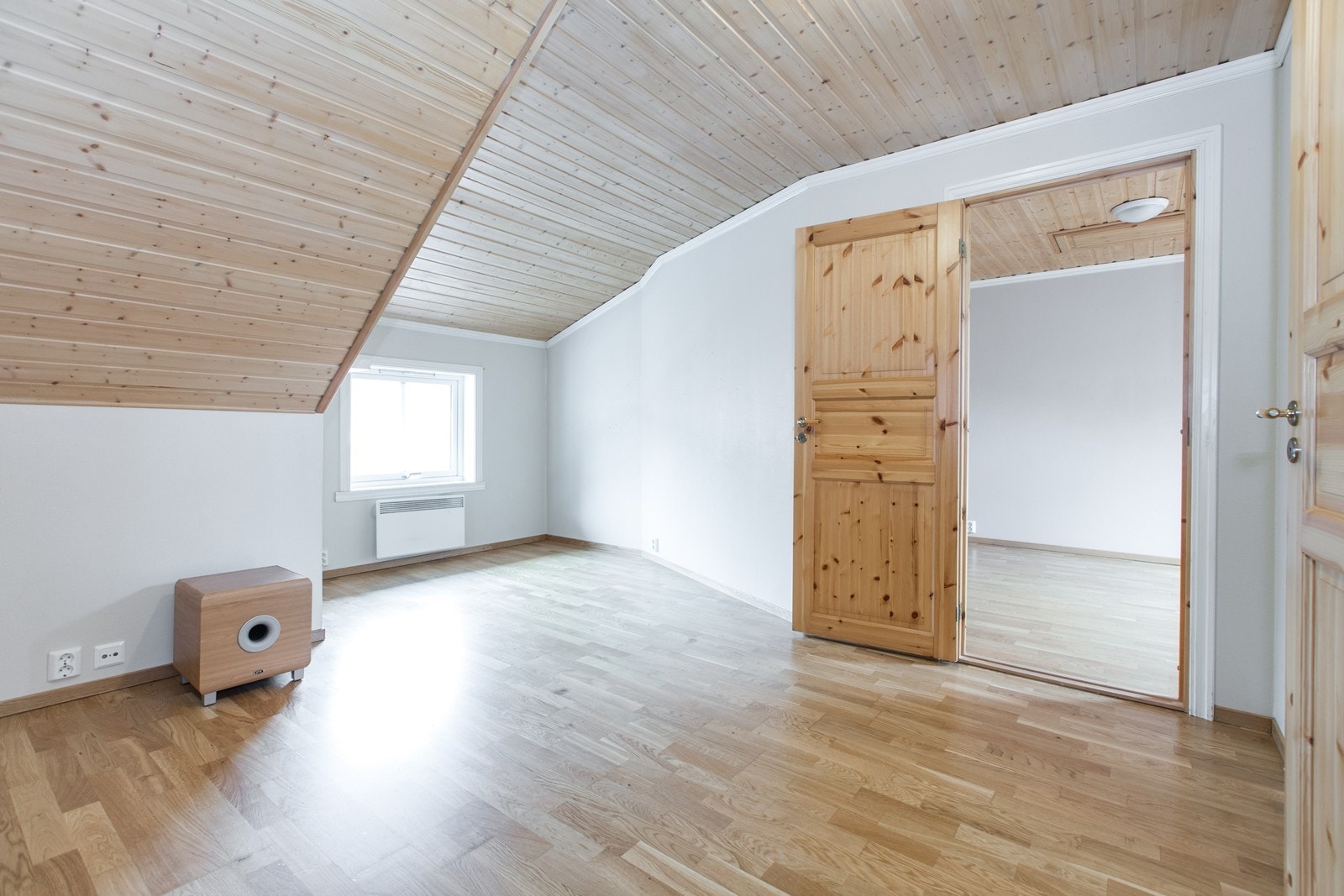 Loftstue, passer som TV-Stue eller hjemmekontor. Soverom nr. 2 til høyre Galleribilde