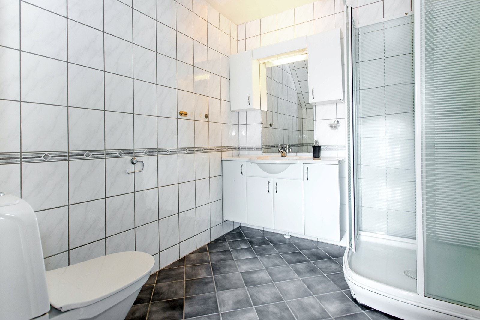 Varme i gulv på bad/wc, stue og gang i 2.etasje. Innmontert 1 dusjkabinett, 1 klosett, 1 servant og
opplegg for vaskemaskin. Galleribilde