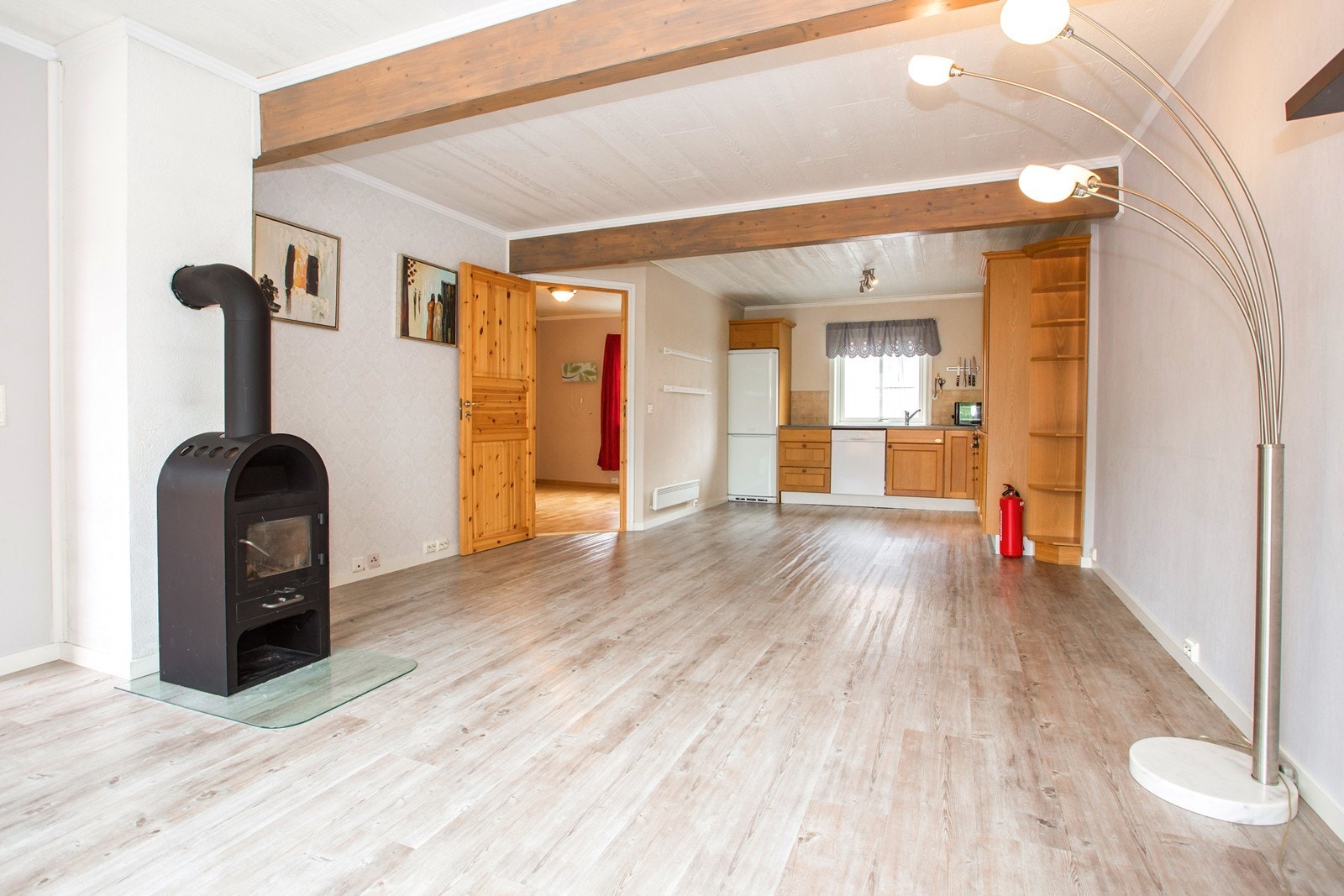 Vinylklikkbelegg på stue/kjøkken, fliser på bad/wc/vaskerom, laminatgulv i entre, vinylbelegg i boden, ellers parkettgulv i de øvrige rommene i leiligheten. Galleribilde