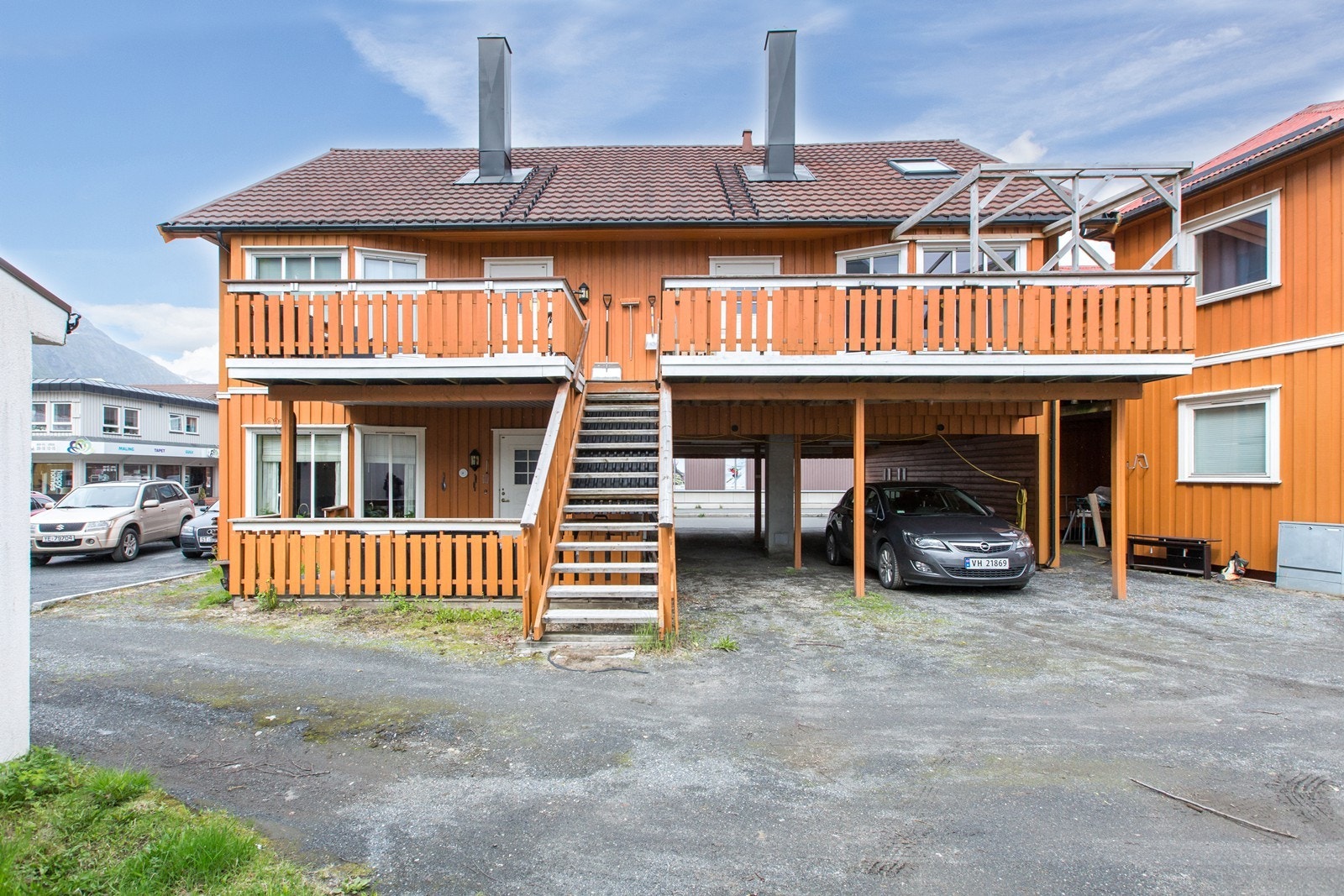 Fasade og carport. Felles utvendig trapp for leilighetene i 2.etasje. Galleribilde