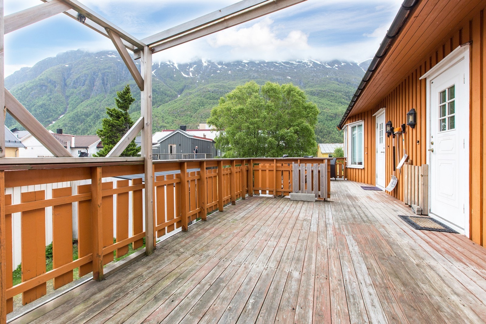 Terrasse på ca. 16 m² mot sør på inngangssiden Galleribilde