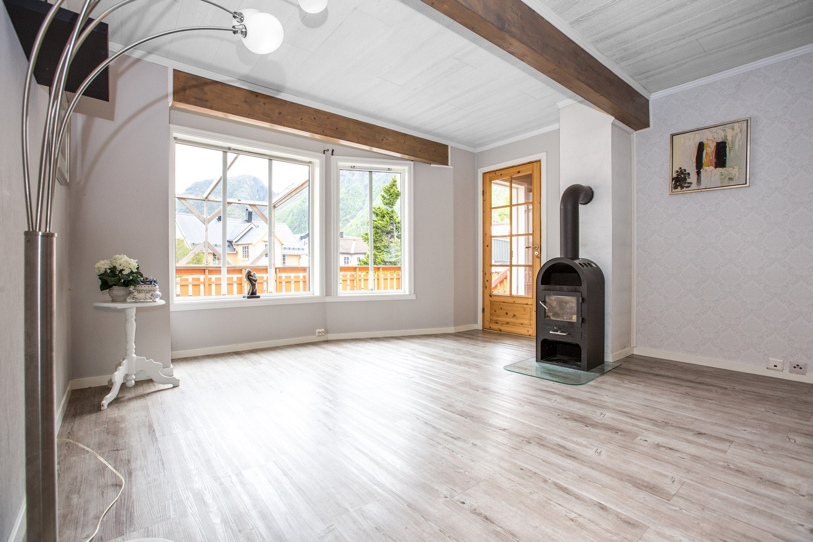 Vinduer i begge ender gir gjennomgående lys i leiligheten Galleribilde