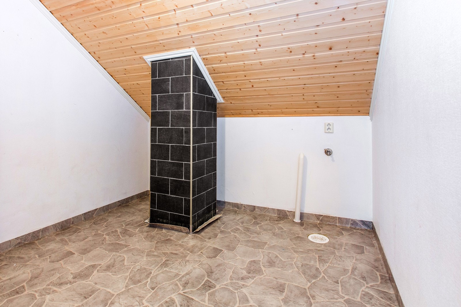 I boden på loft er det lagt opp vann og avløp for klosett, samt montert
plastsluk i gulv. Galleribilde