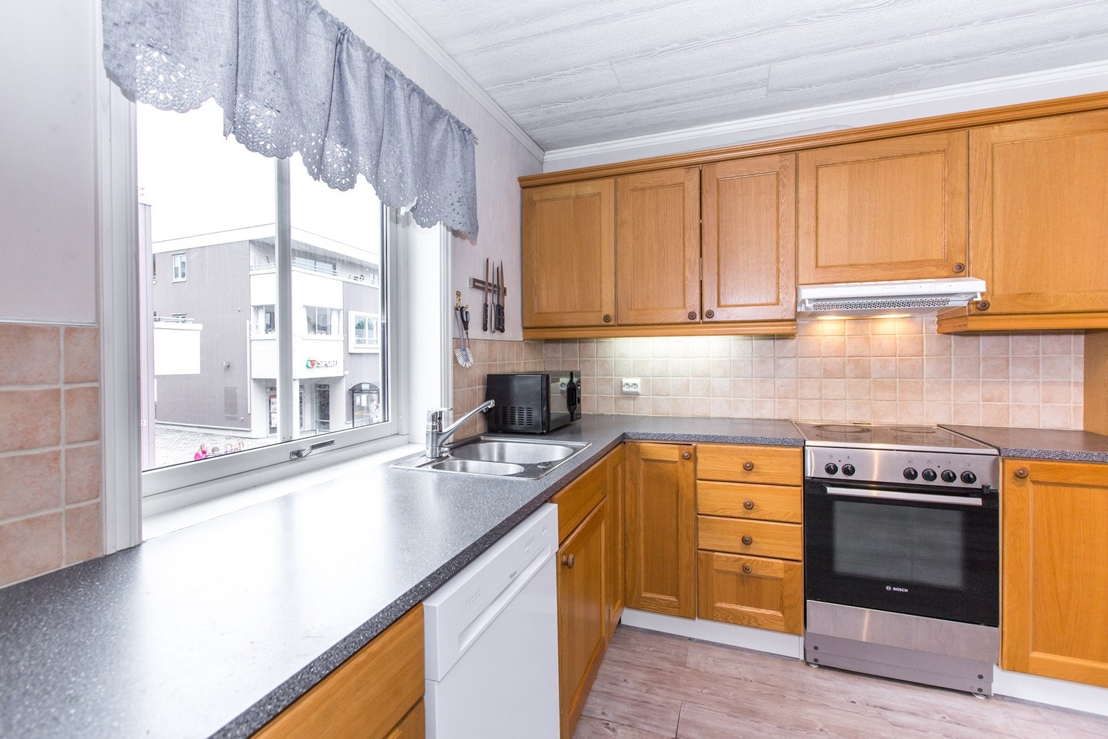 God arbeidsplass og utsikt mot Sjøsiden senter fra kjøkkenvinduet. Kort vei til matbutikk om du har glemt noen ingredienser til dagens middag Galleribilde