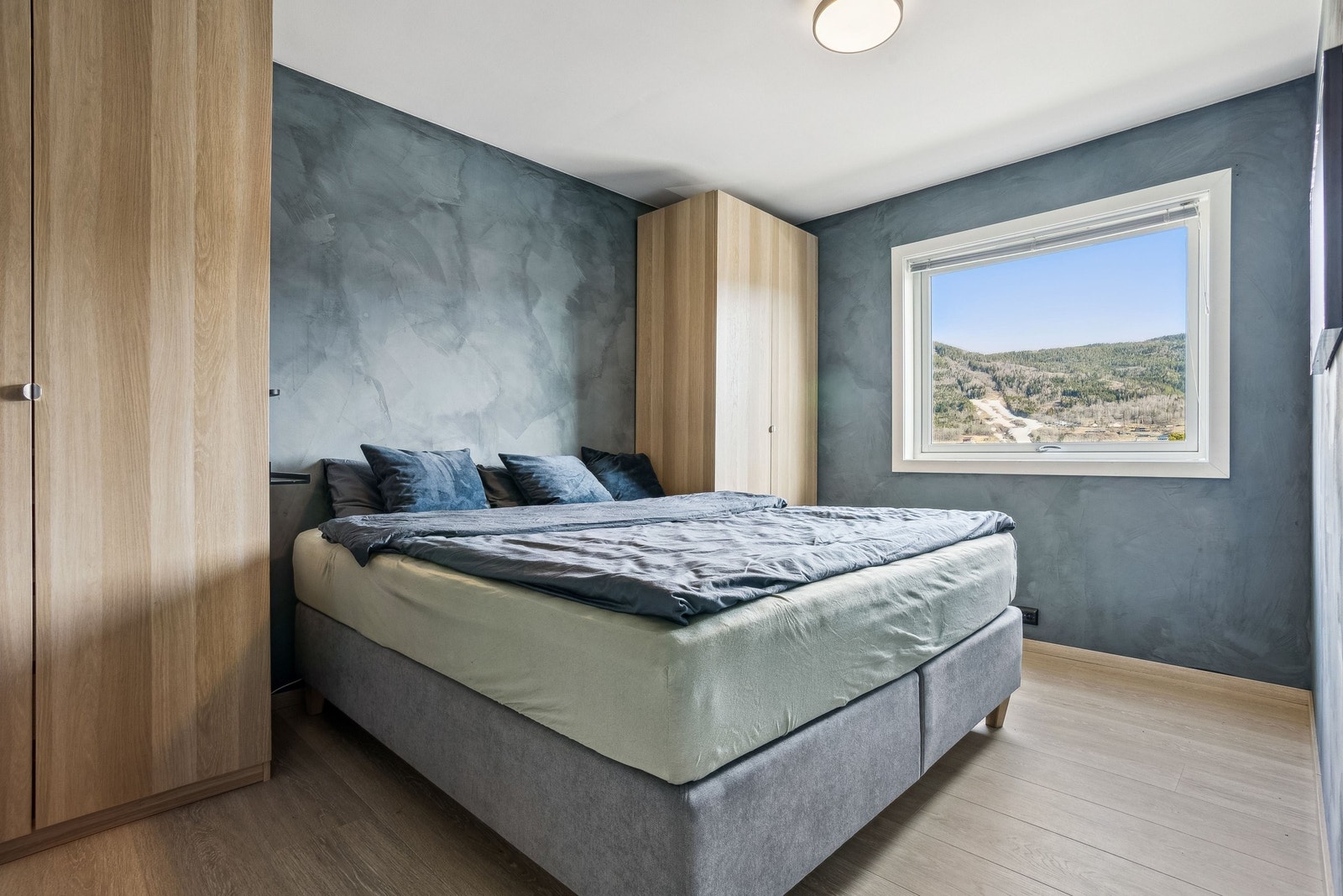 Romslig lunt soverom med god oppbevaring Galleribilde