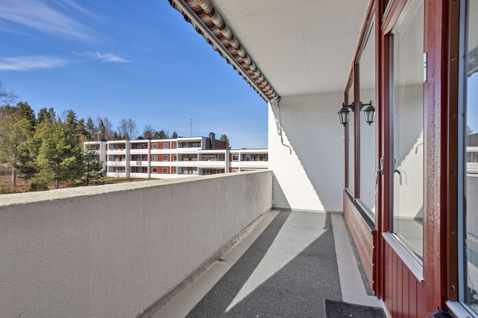 Romslig solfylt overbygd balkong, med plass for utemøblement Galleribilde