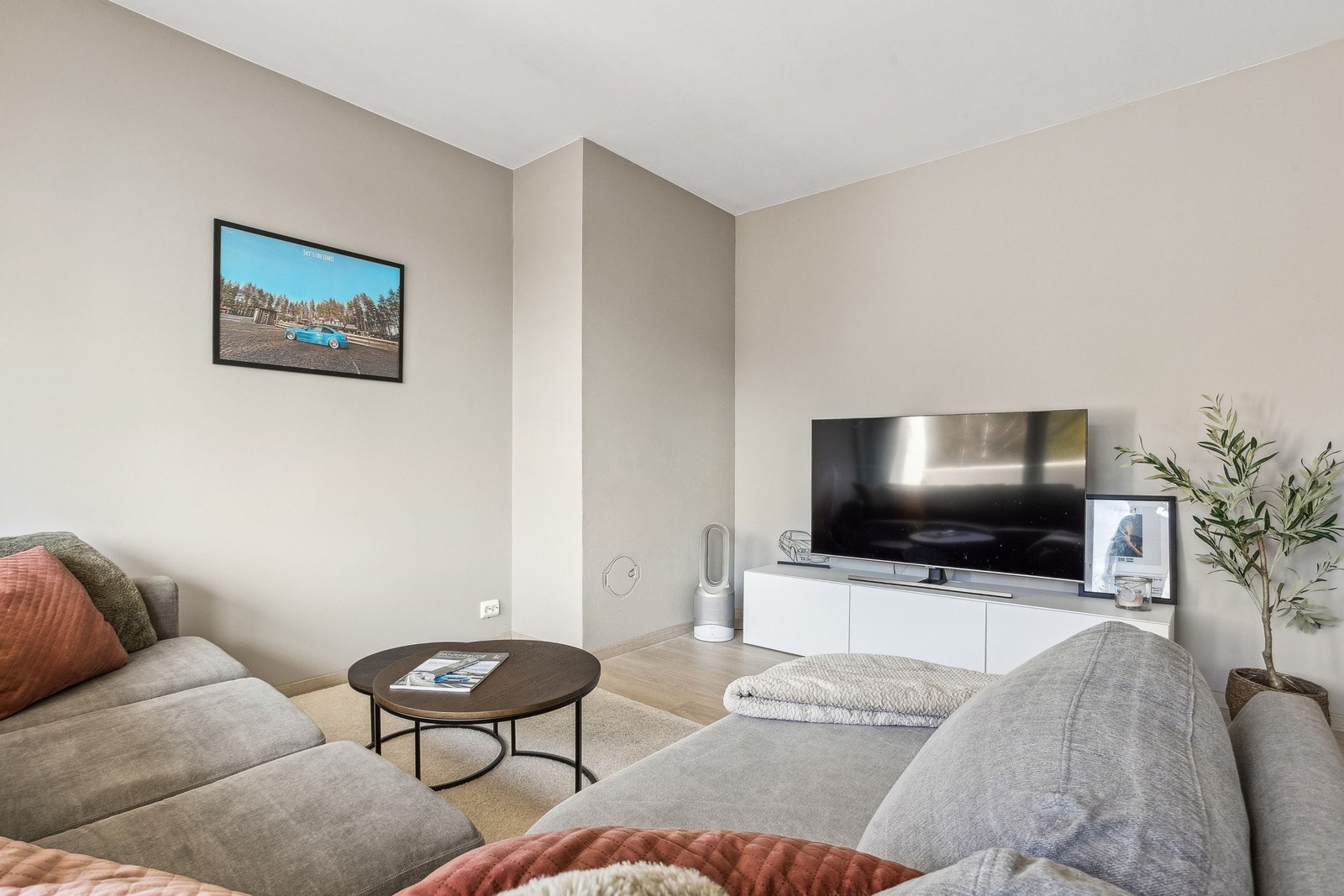 Stuen har store vindusflater og mye fint med naturlig lys Galleribilde