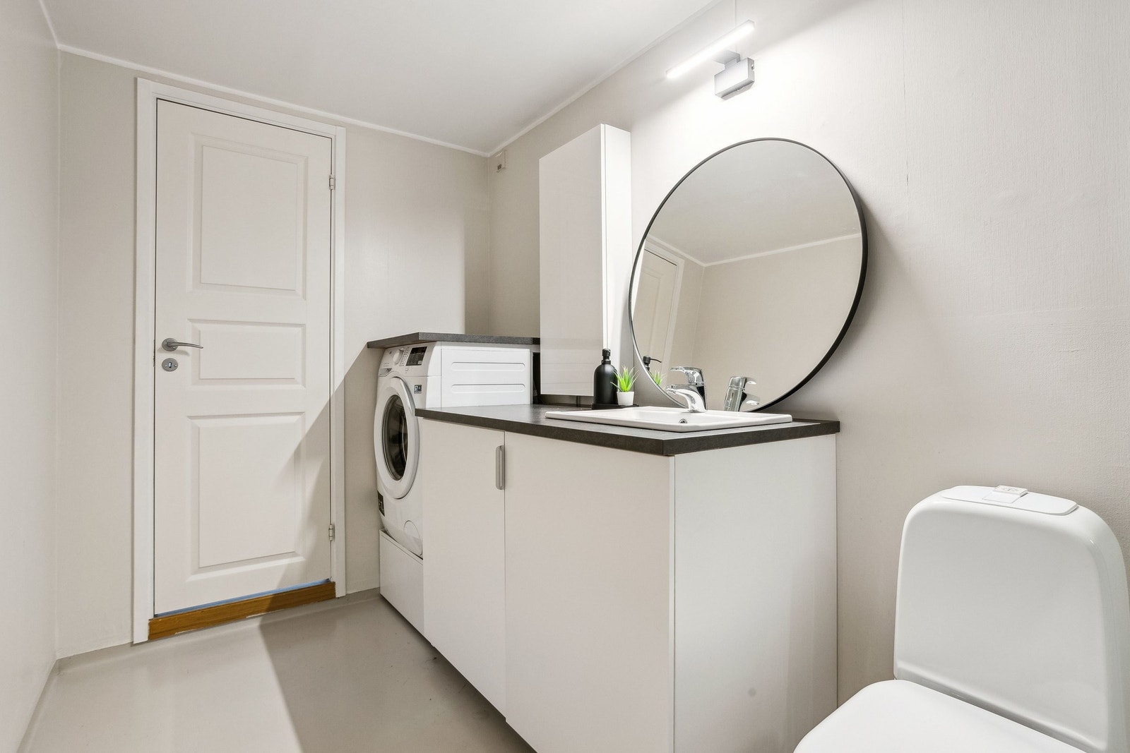 Romslig bad/vaskerom med opplegg for vaskemaskin Galleribilde