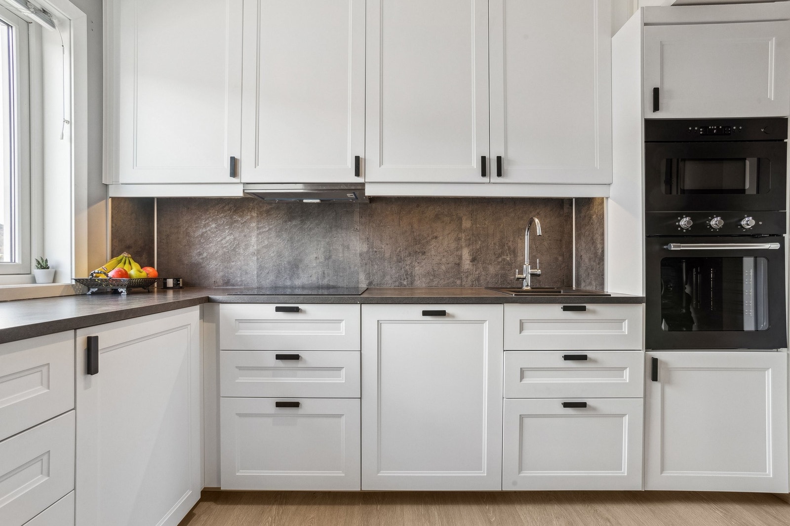 Mye god oppbevarings plass på kjøkkenet, integrerte hvitevarer Galleribilde