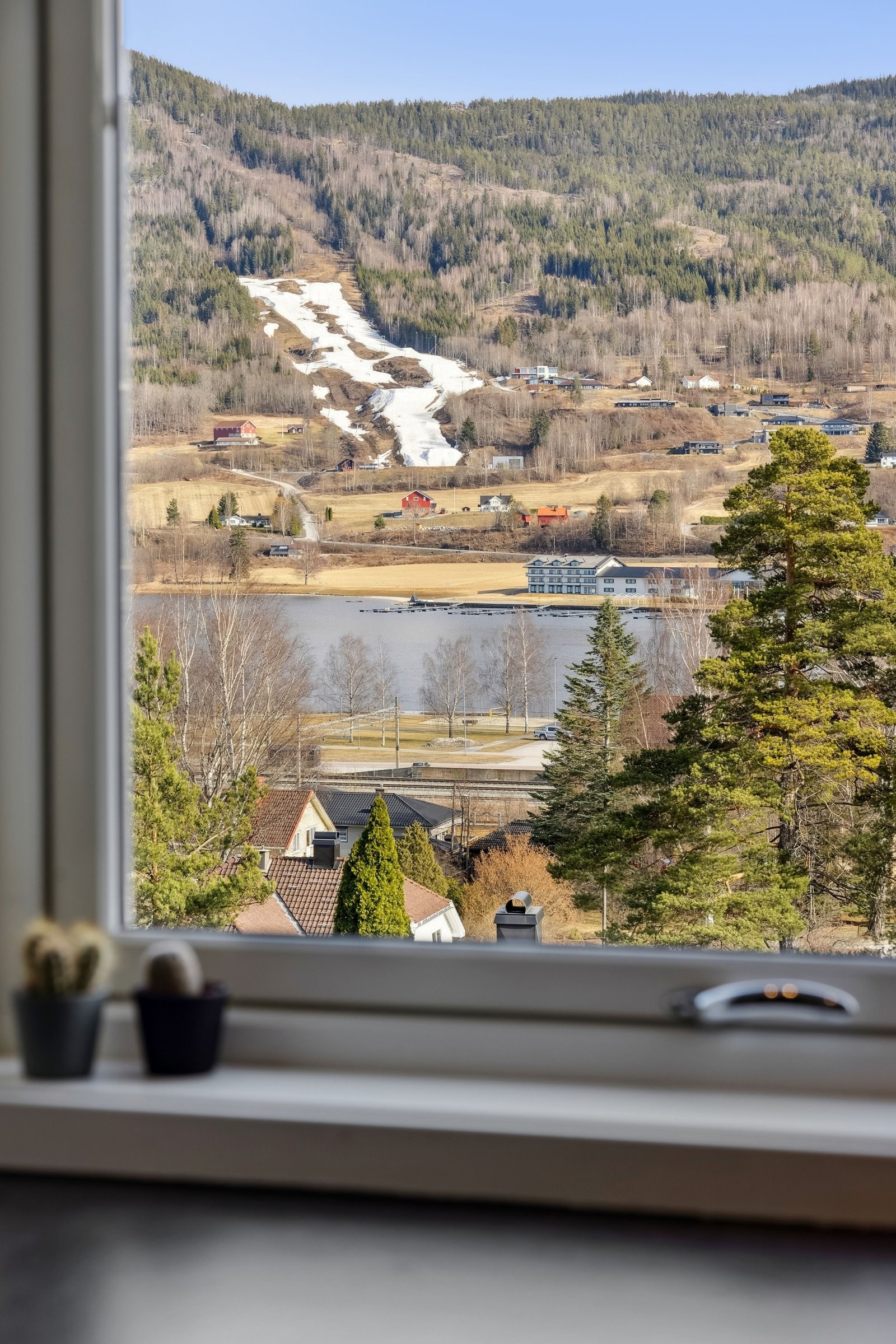 Fin utsikt utover Vikersund og fjorden Galleribilde