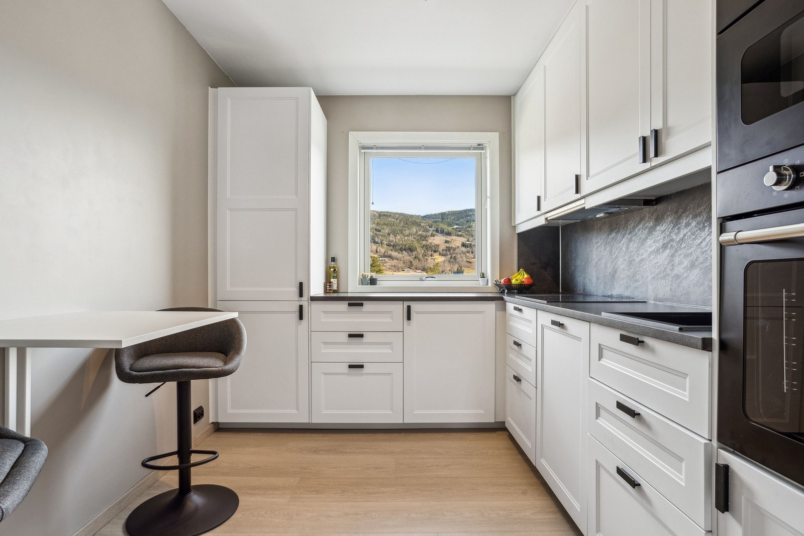 Nytt lekkert kjøkken fra 2024 med fin utsikt Galleribilde