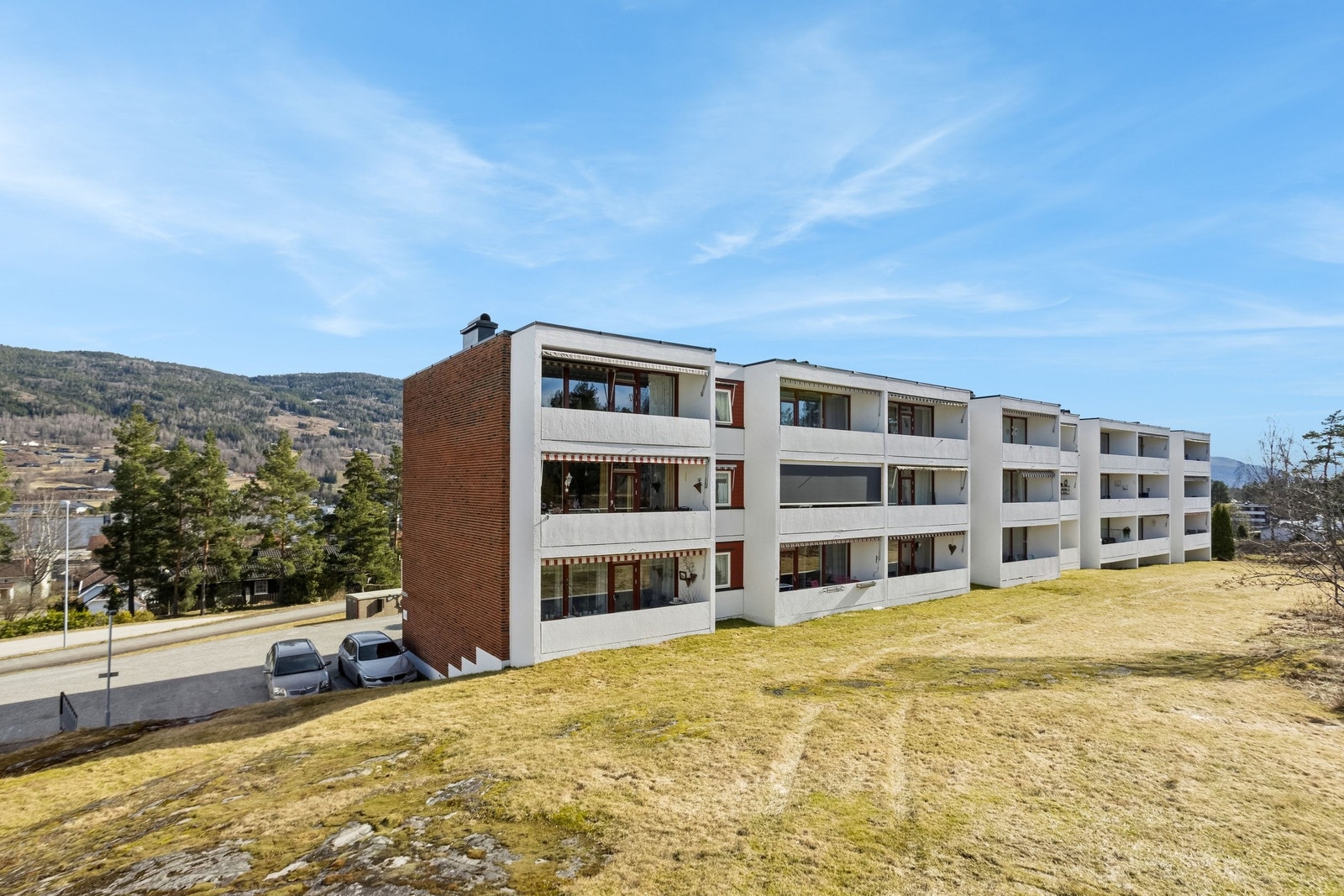 Fasade med solfylte balkonger og felles området Galleribilde