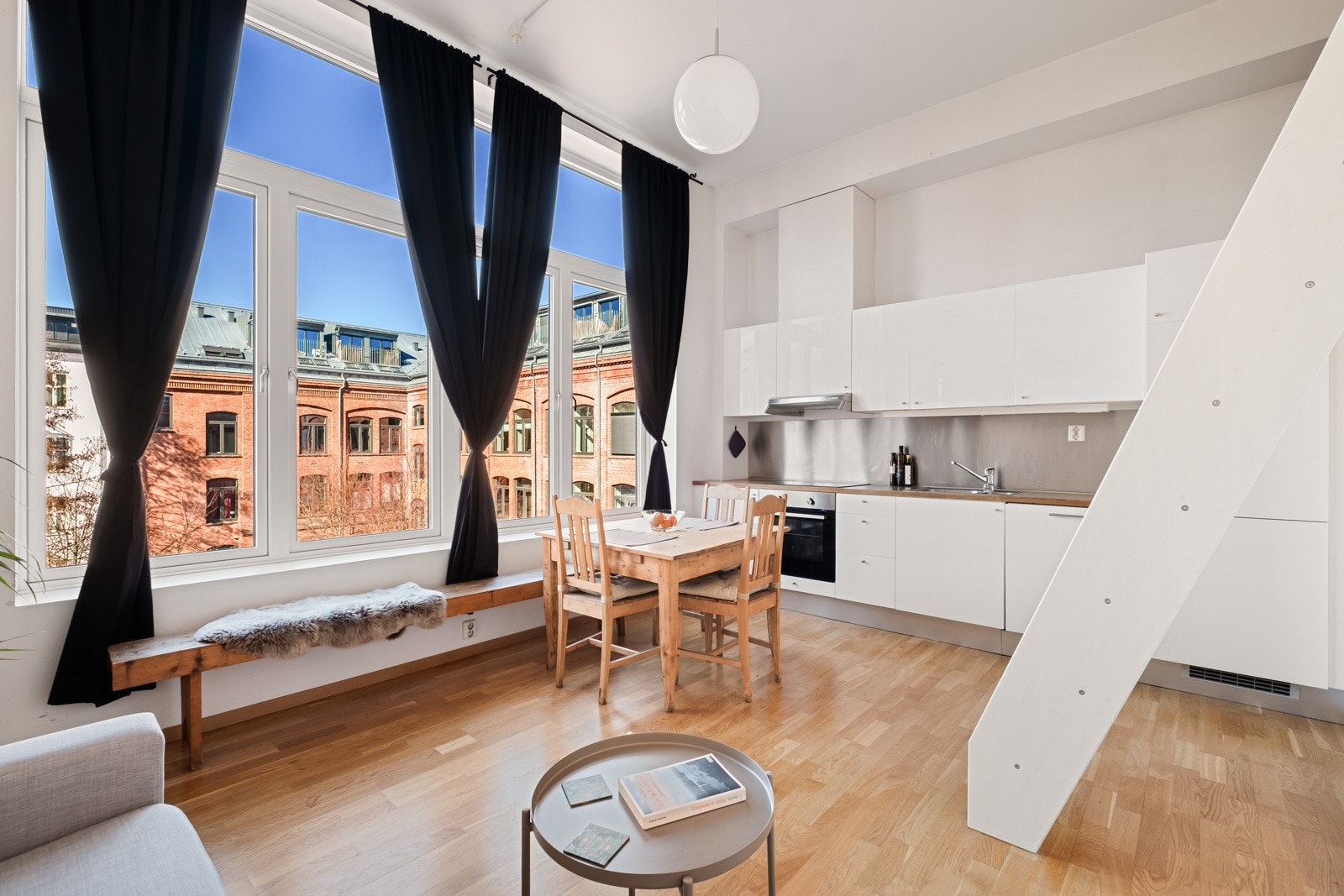 Leiligheten har store vindusflater og en takhøyde på hele 3,3 meter. Galleribilde