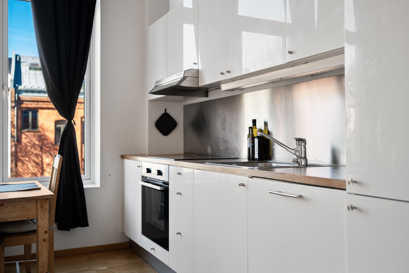 Stekeovn, induksjonstopp og kjøl/frys følger boligen. Galleribilde