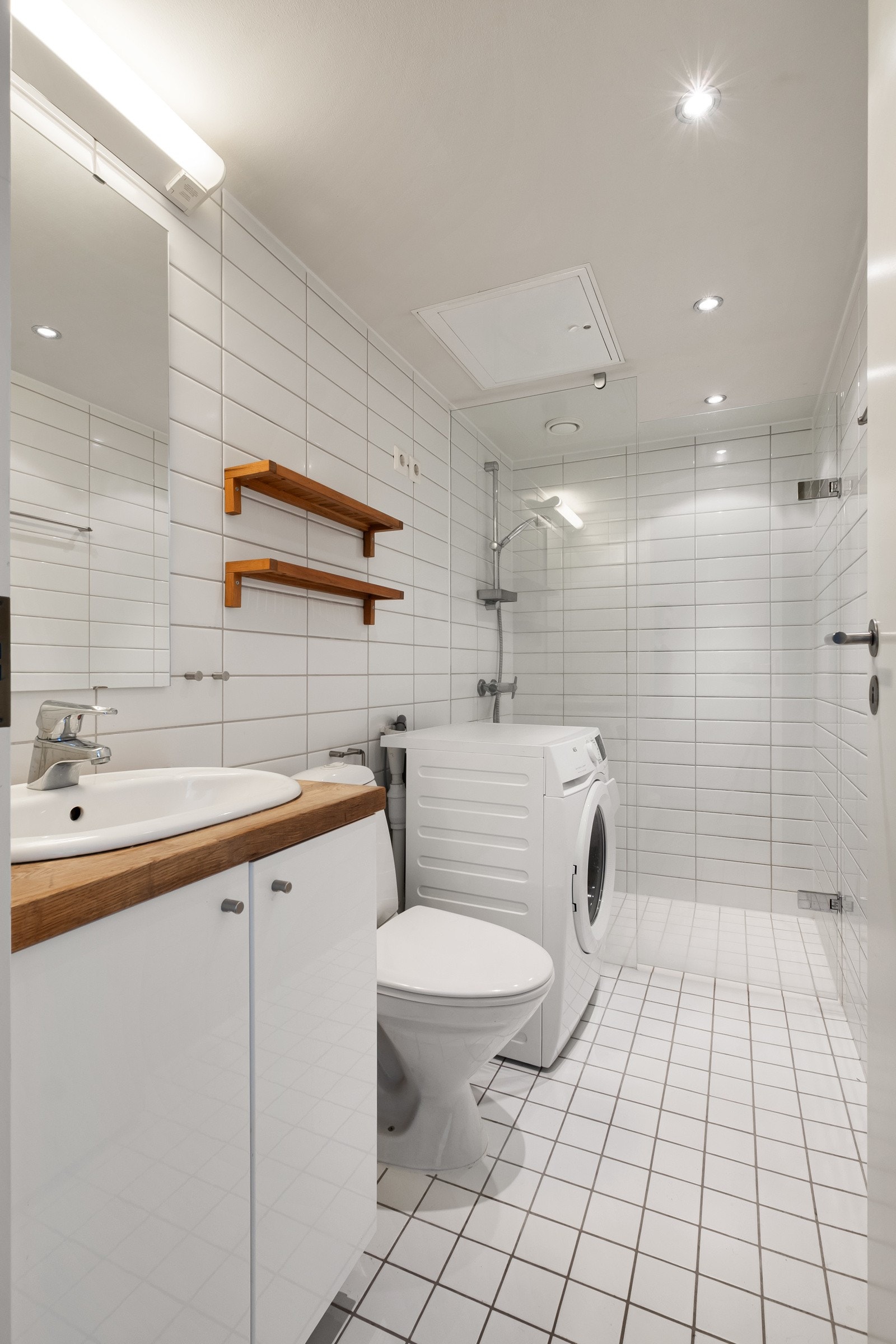 Badet har gulvvarme og alt man trenger for en praktisk enkel hverdag. Galleribilde