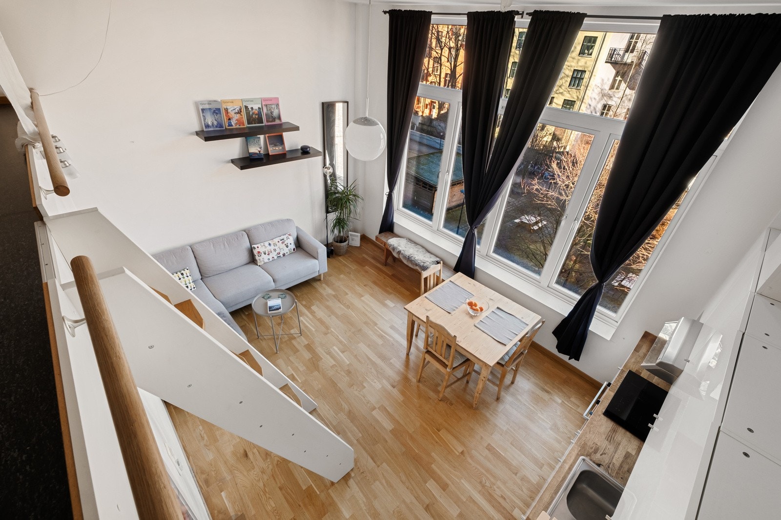 Boligen har pene parkettgulv, gulvvarme og store vindusflater. Galleribilde