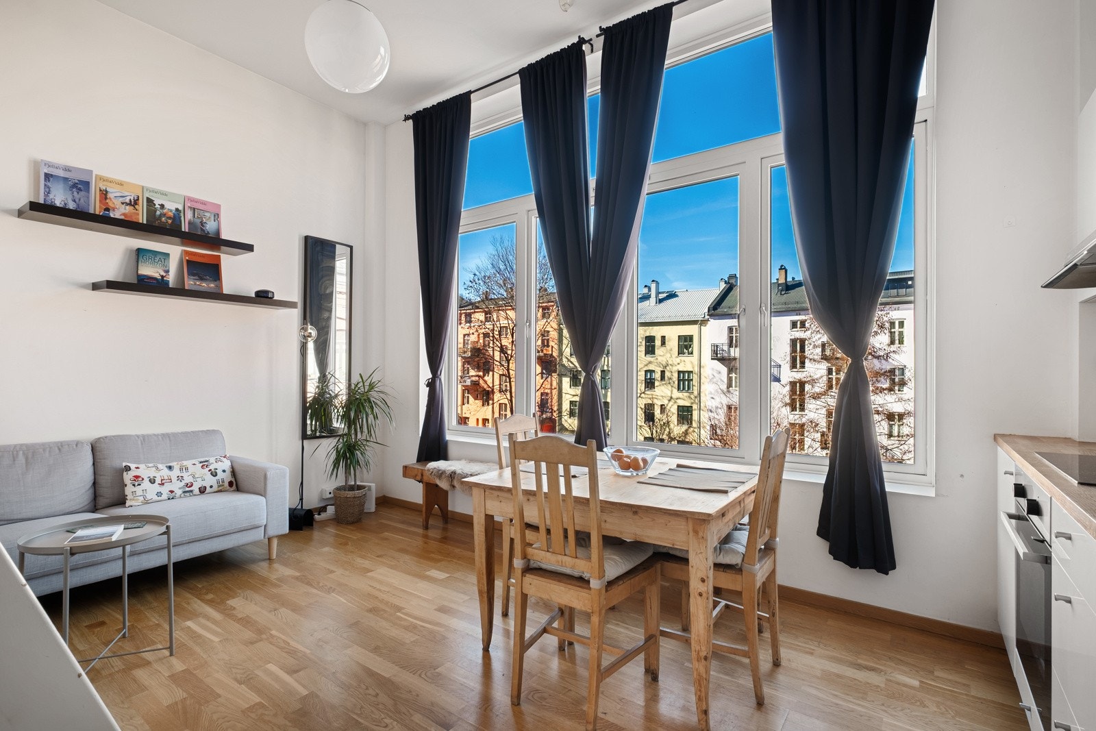 Store vindusflater slipper inn rikelig med naturlig dagslys. Galleribilde