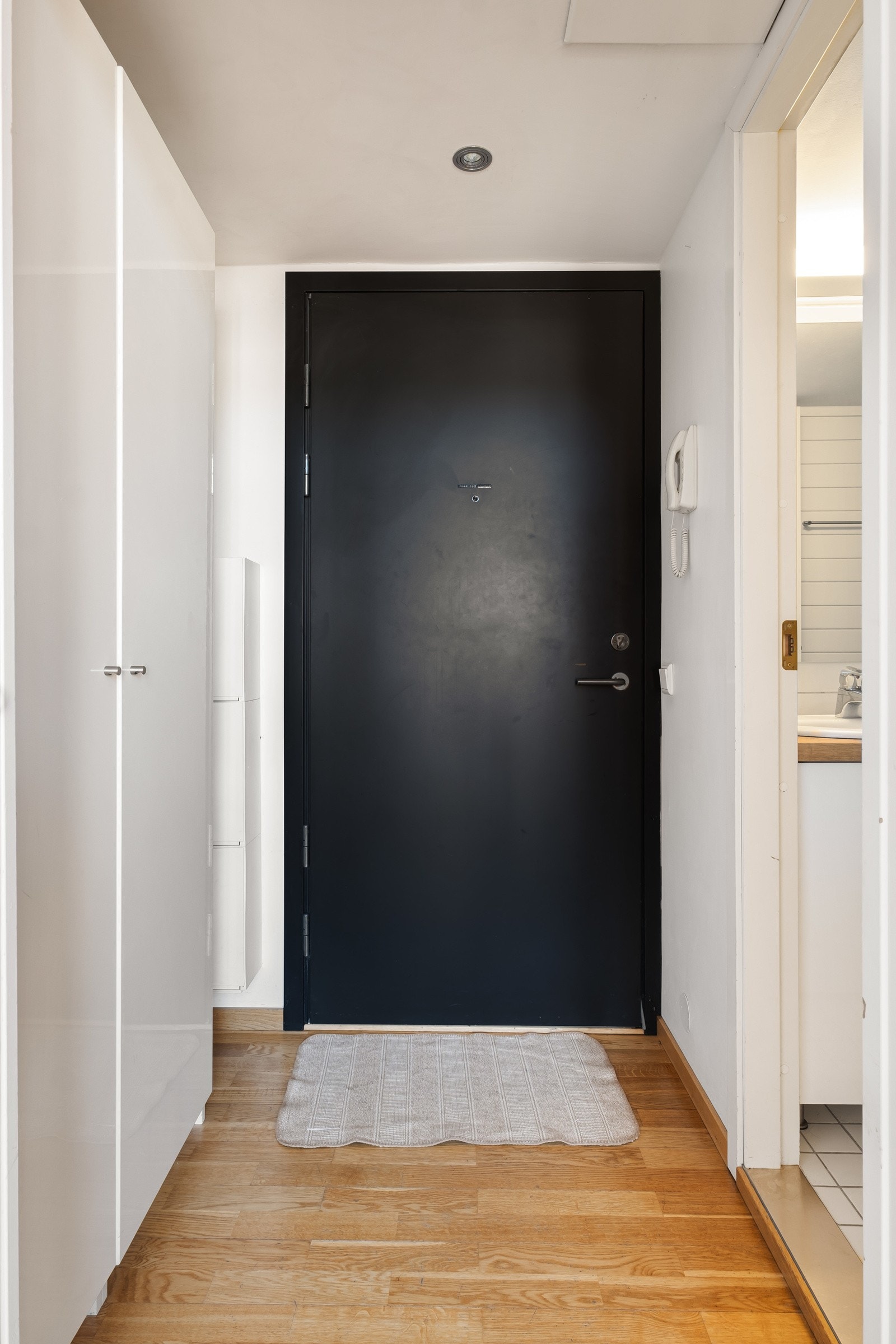 Garderobeskapet i entréen følger boligen. Galleribilde