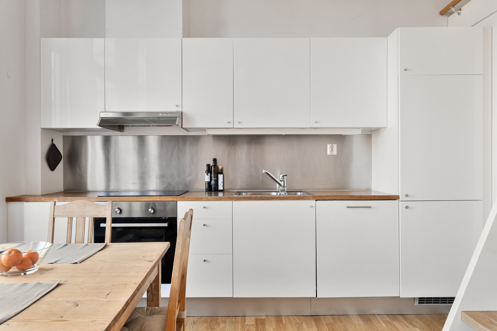 Kjøkkenet har god arbeidsplass og benkeplate i heltre. Galleribilde