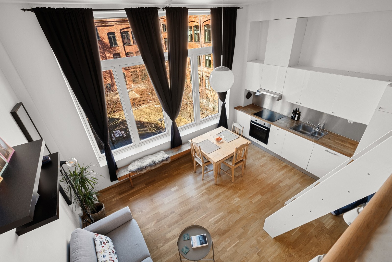 Takhøyde på 3,3 meter gir en god romfølelse. Galleribilde