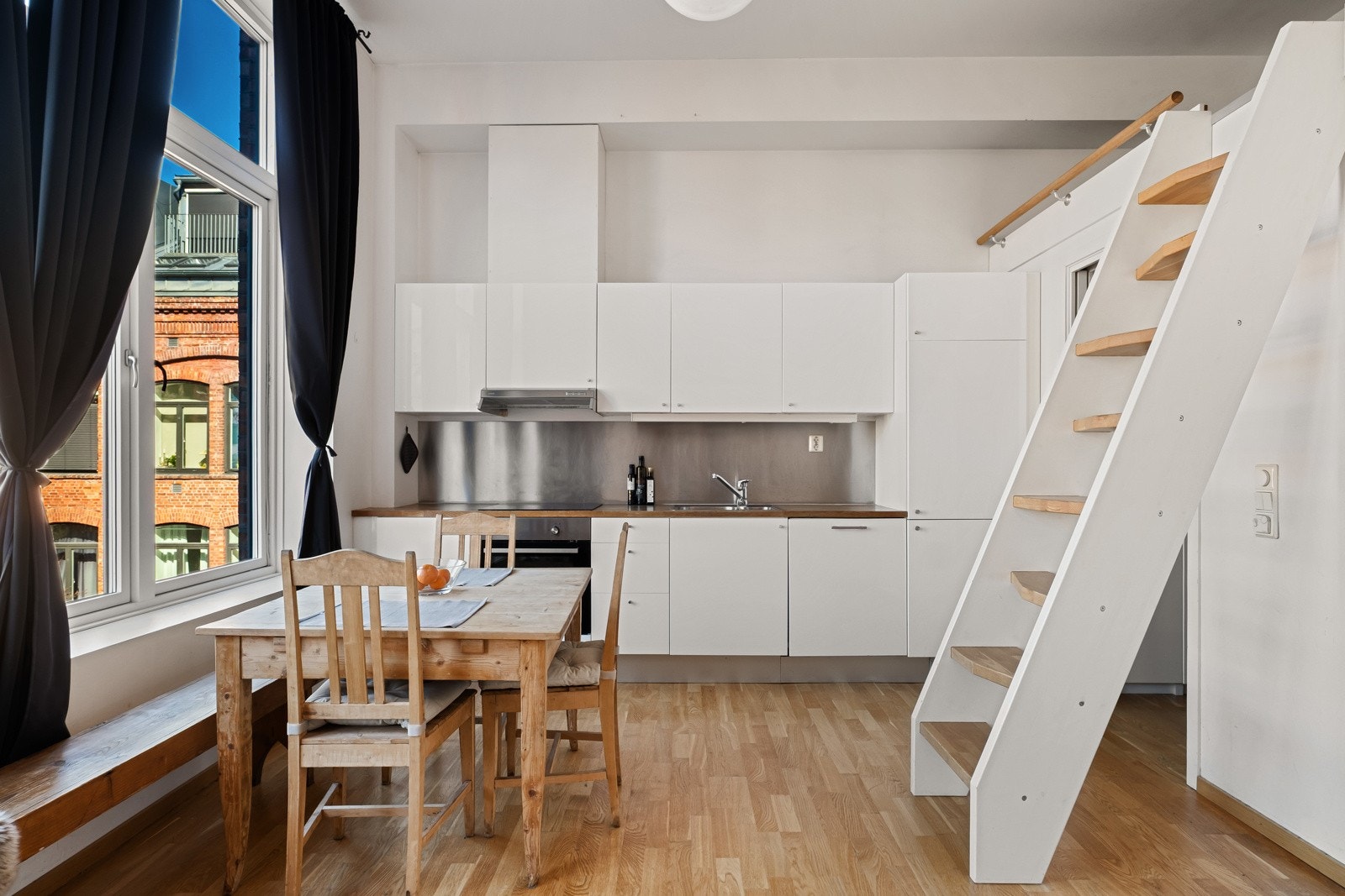 Det er etablert en hems med adkomst fra stuen. Hemsen har for lav takhøyde til å være måleverdig. Galleribilde