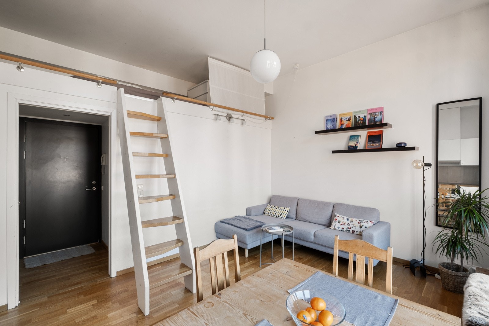 Fra boligen er det kort vei til et yrende byliv og bademuligheter ved Sørenga. Galleribilde