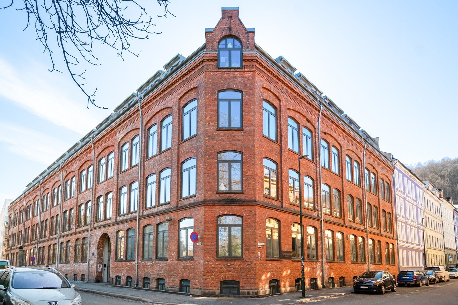 Bygningen er en klassisk og flott bygård som ble renovert og innredet med boliger i 2006. Galleribilde