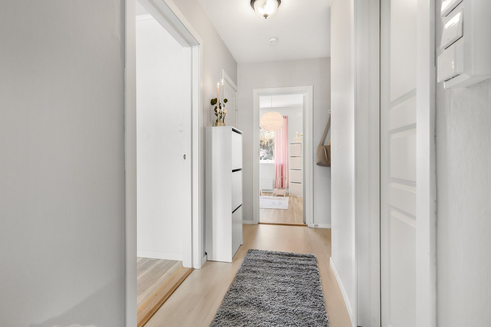 Entré med laminat på gulv (nyere gulv), malt tapet på vegger (nyere tapet) og malt himling Galleribilde