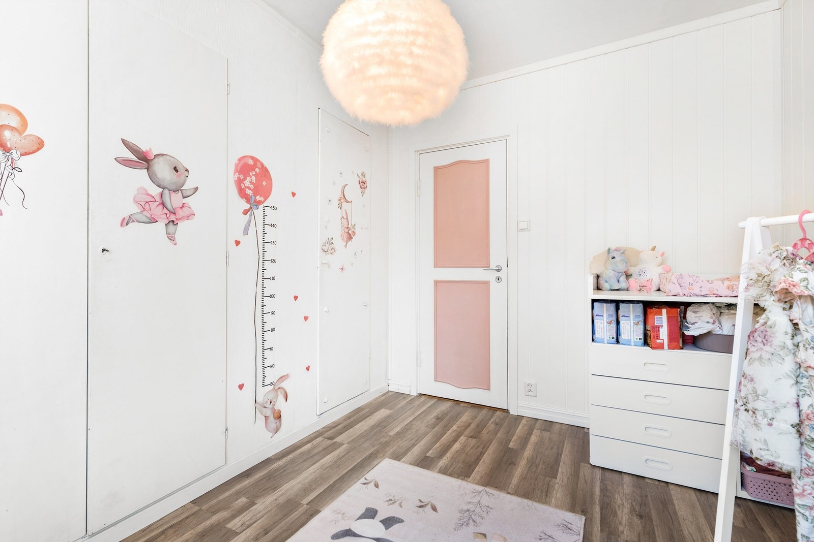 Soverom 2 med laminat på gulv, panelplater samt malte vegger (nyere panelplater) og malt himling Galleribilde