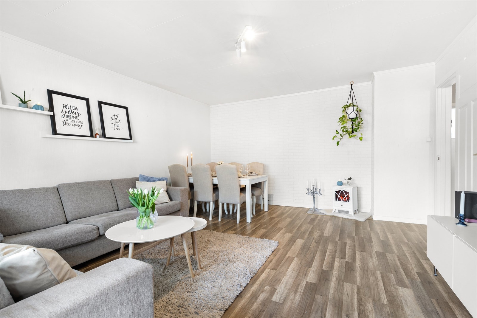 Stue med sofaområde og spiseplass Galleribilde