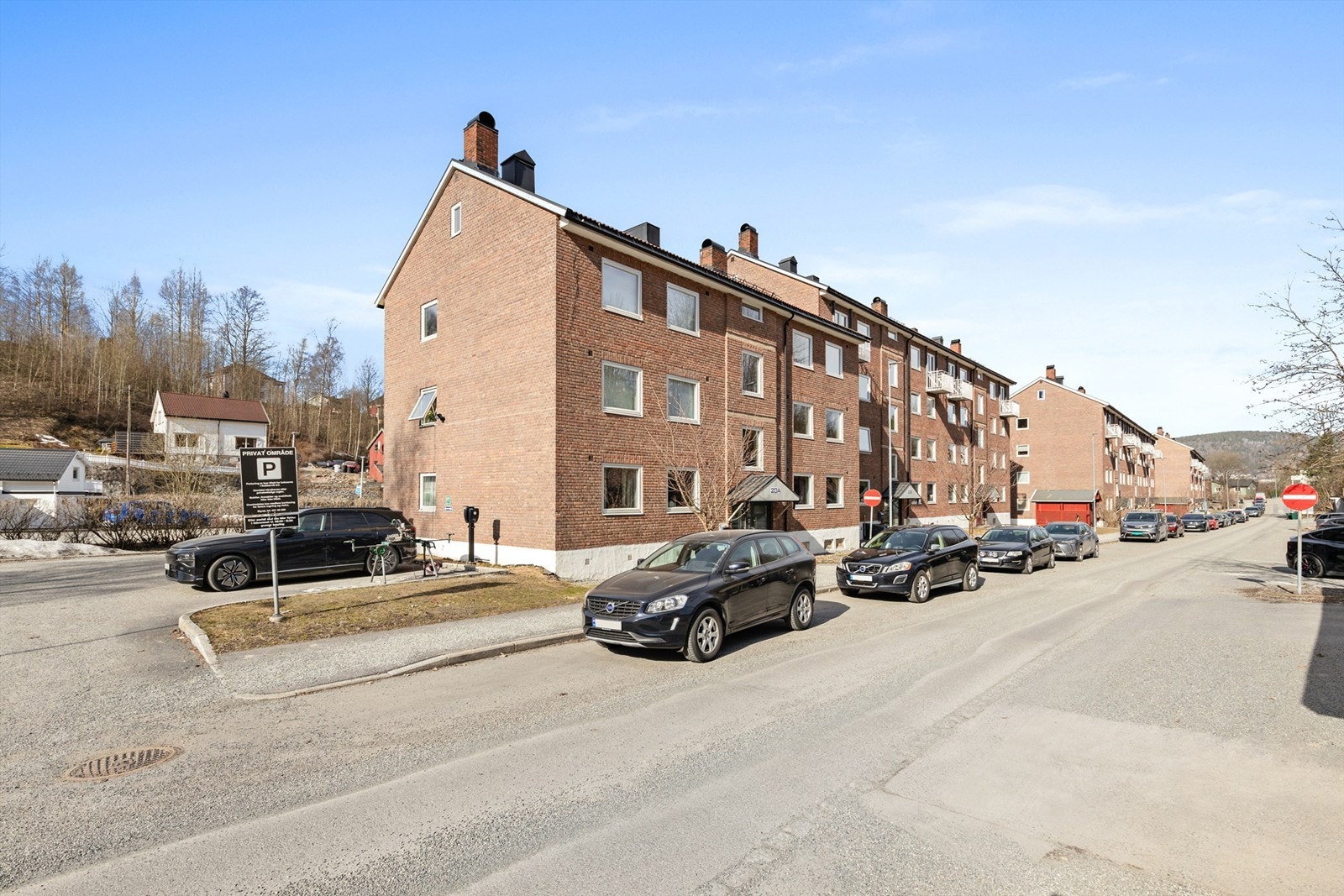 Mulighet for parkering på borettslagets fellesområde (ingen faste plasser) - Etablert lading for el-bil på borettslagets tomt (rett ved blokka) Galleribilde